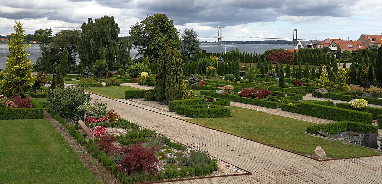Fra kirkegården i Middelfart  får du en af byens bedste udsigter