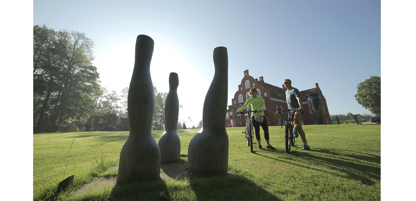 Skulptur i haven ved CLAY Keramikmuseum i Middelfart