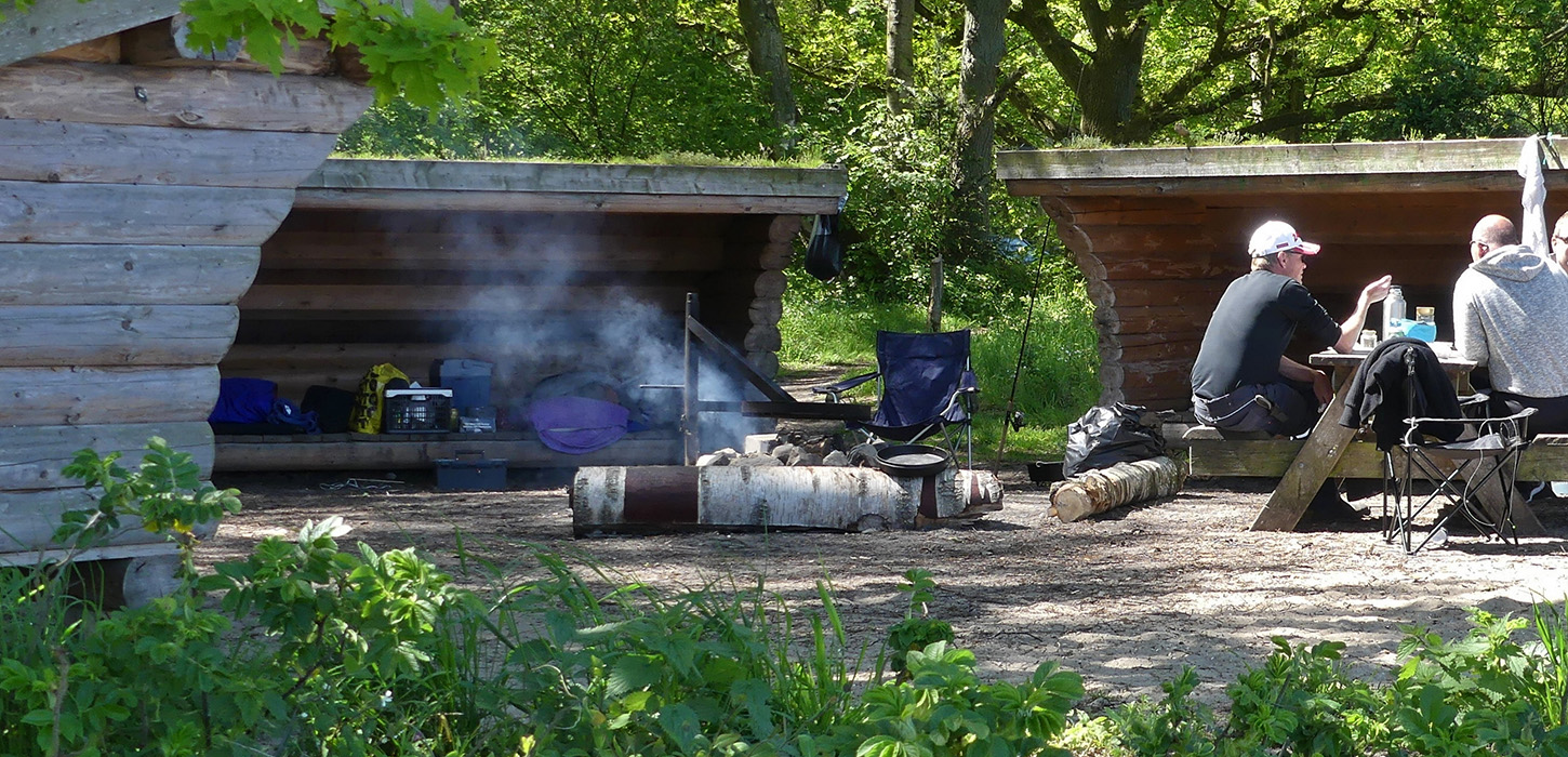 Bålet er tændt på pladsen ved Søbadet i Middelfart