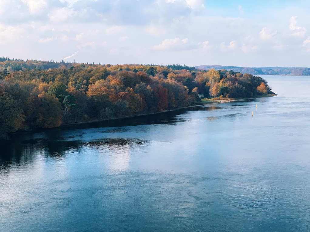 Efterårsfarver i fugleperspektiv på Hindsgavlhalvøen