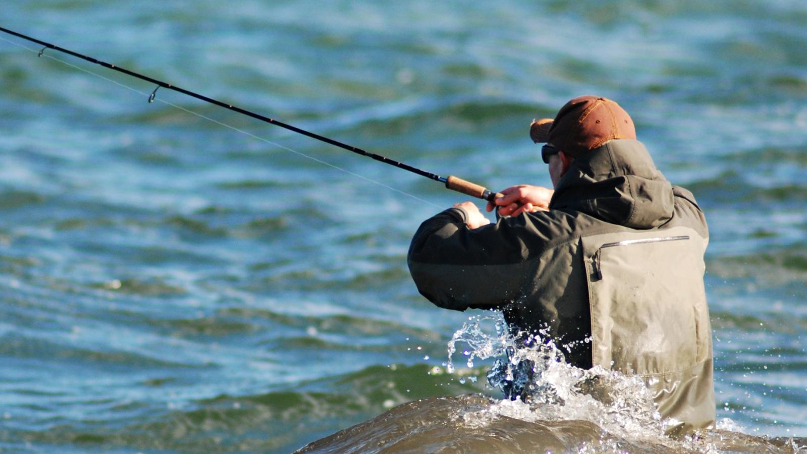 Lystfisker ude med linen i bæltet