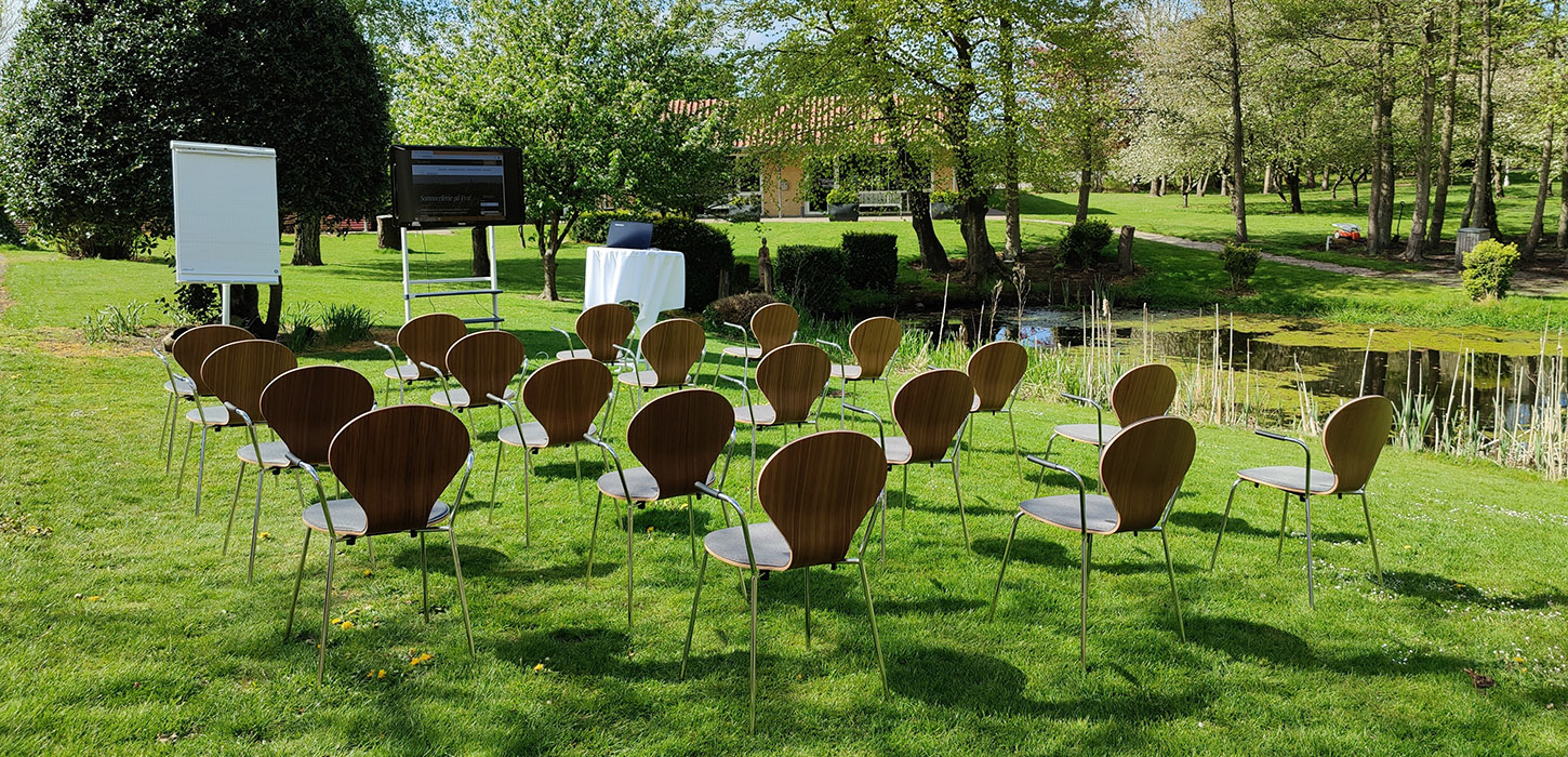 Møde på græsplænen på Fjelsted Skov Hotel & Konference i Middelfart