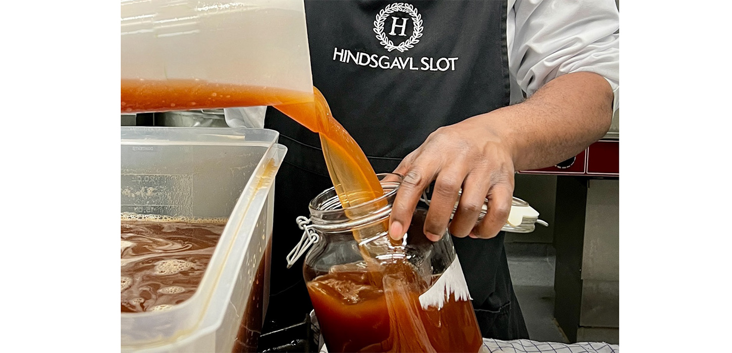 Hjemmelavet saft hældes på glas på Hindsgavl Slot i Middelfart