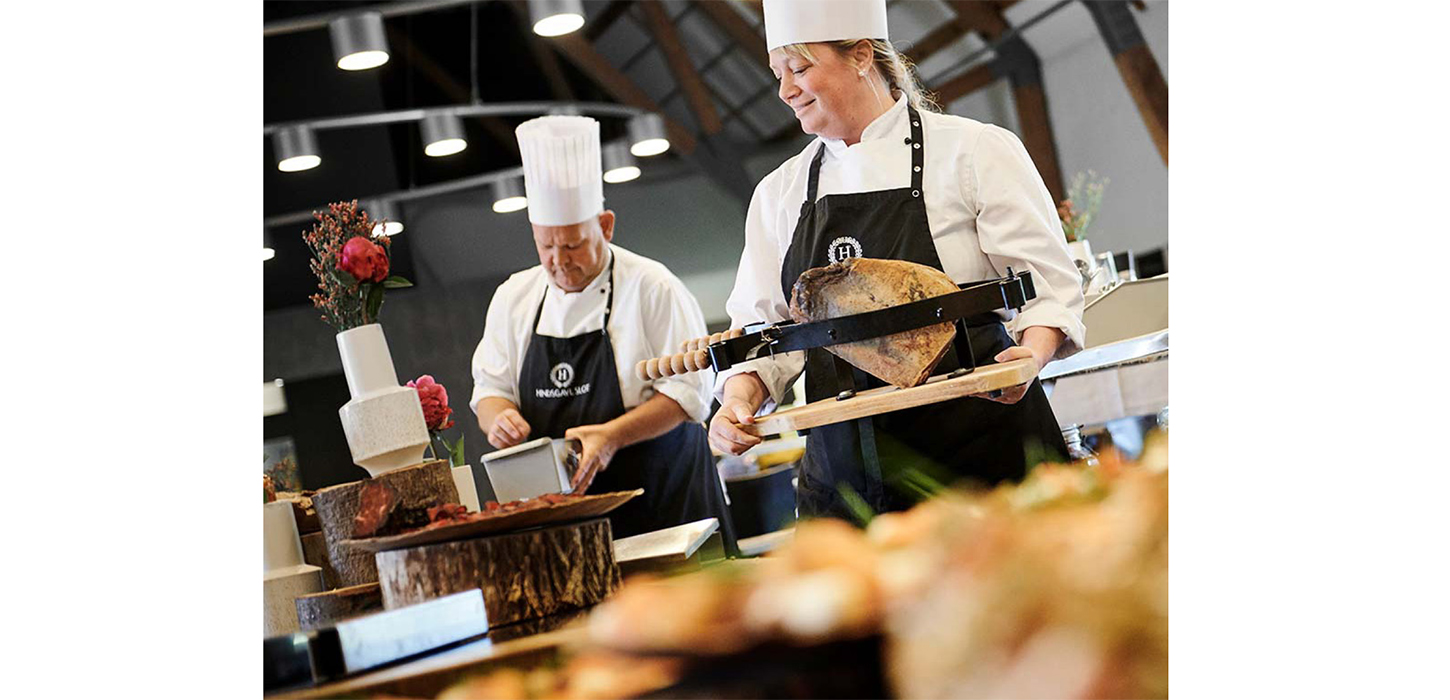 Kokke serverer maden på Hindsgavl Slot i Middelfart