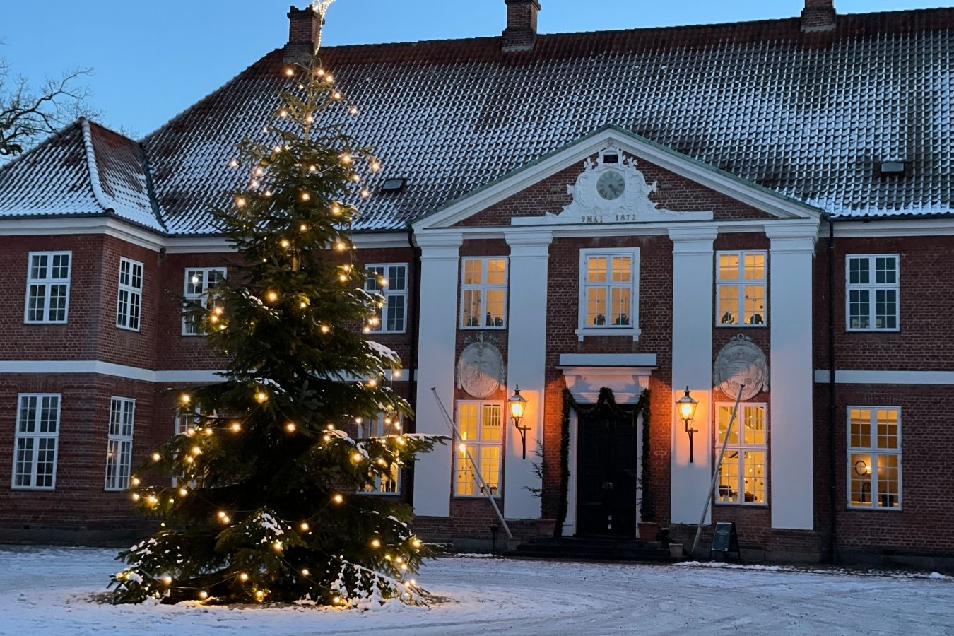 Hindsgavl Slot klædt i sne