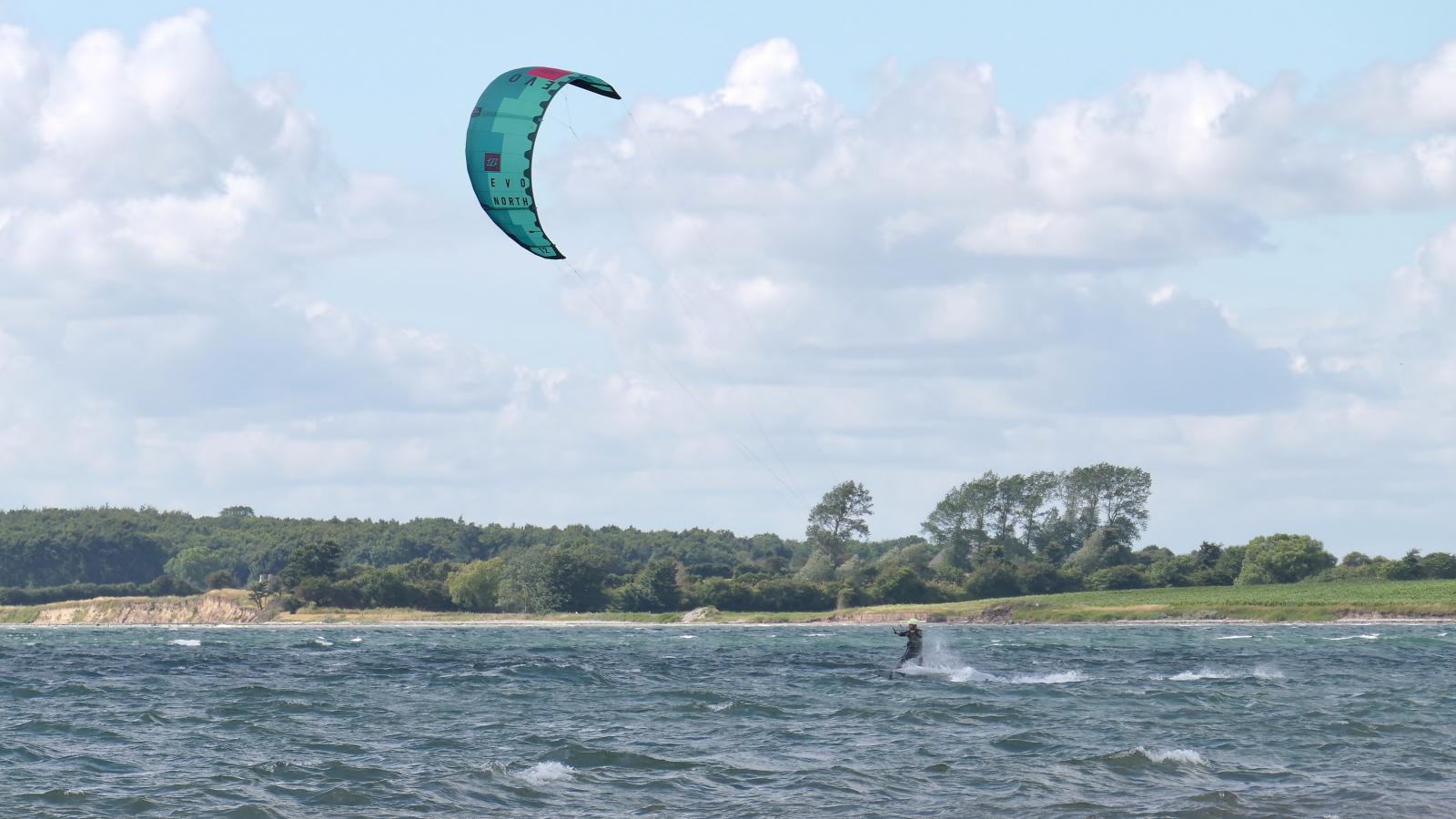 Kitesurfer ved Føns Strand