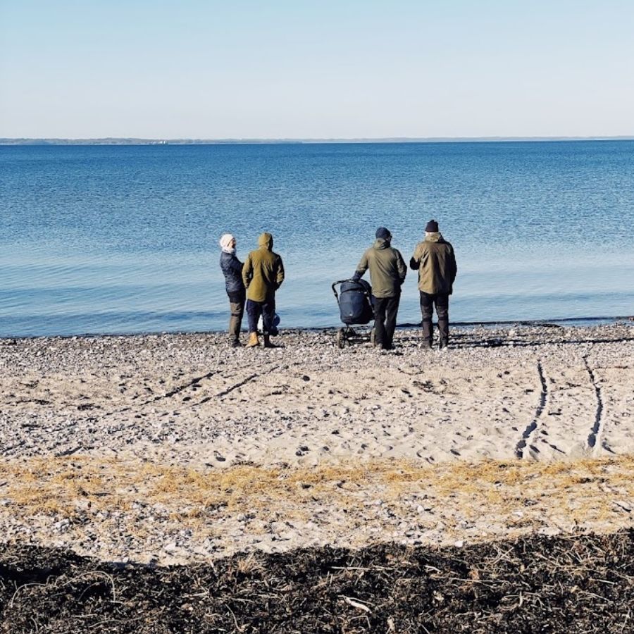 Familie på tur ved Varbjerg Strand 