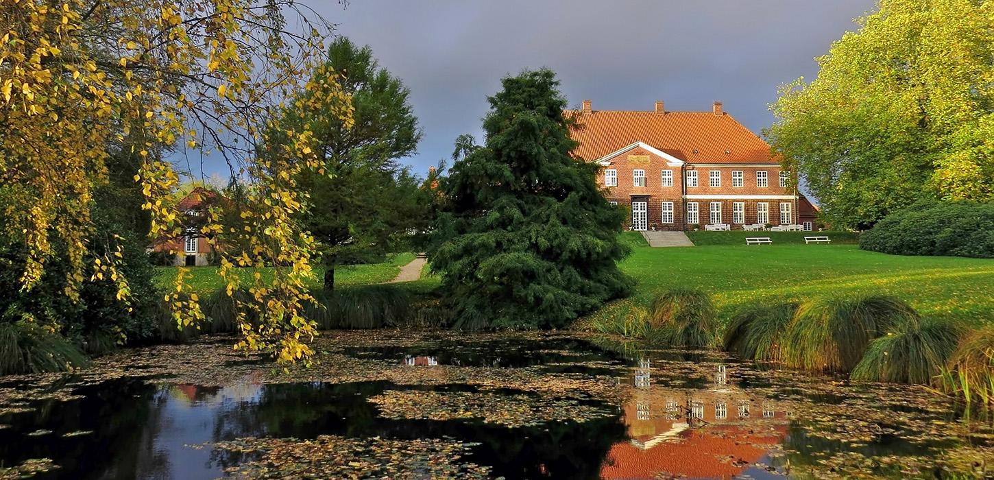 Hindsgavl Slot klædt i efterårsfarver