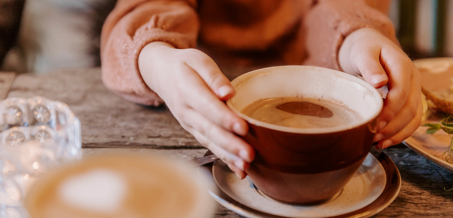 Snup en varm kop kakao på en af de hyggelige caféer
