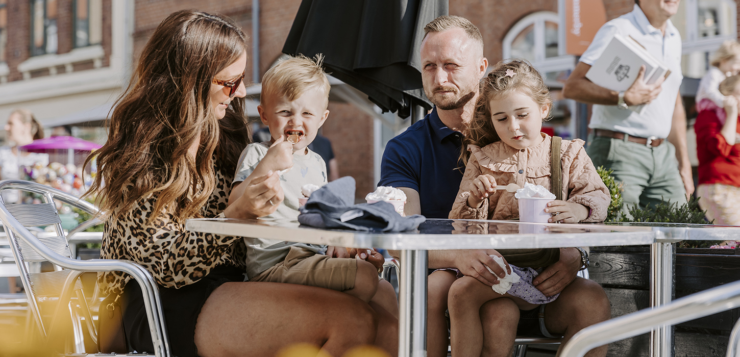En is om dagen , familien nyder en is i gågaden i Middelfart