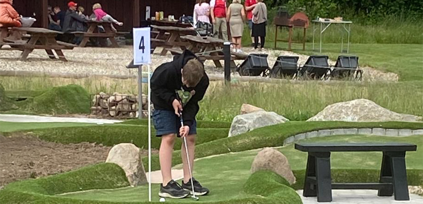 Minigolf i Middelfart_dreng på  bane 4