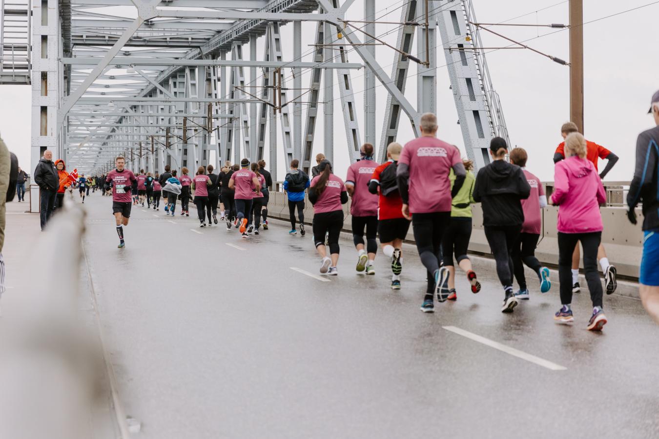 Lillebælt Halvmarathom_løbere på Den gamle Lillebæltsbro