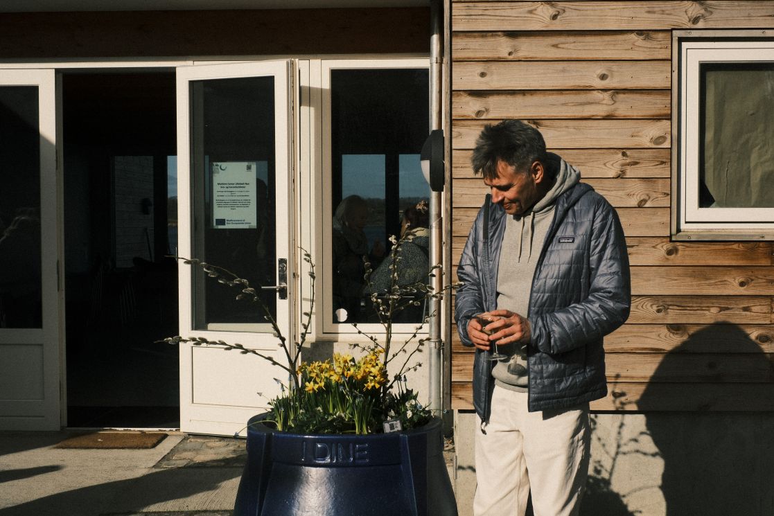 Skulptør Per Ahlmann der har designet middelfartkrukken, står ved siden af en krukke til åbningsdagen.  