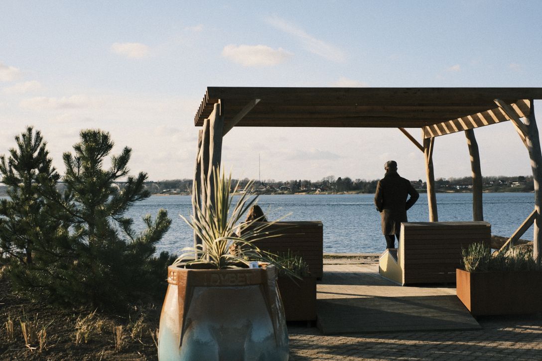 middelfartkrukke ved havnen. En mand står ved kajen og kigger udover vandet