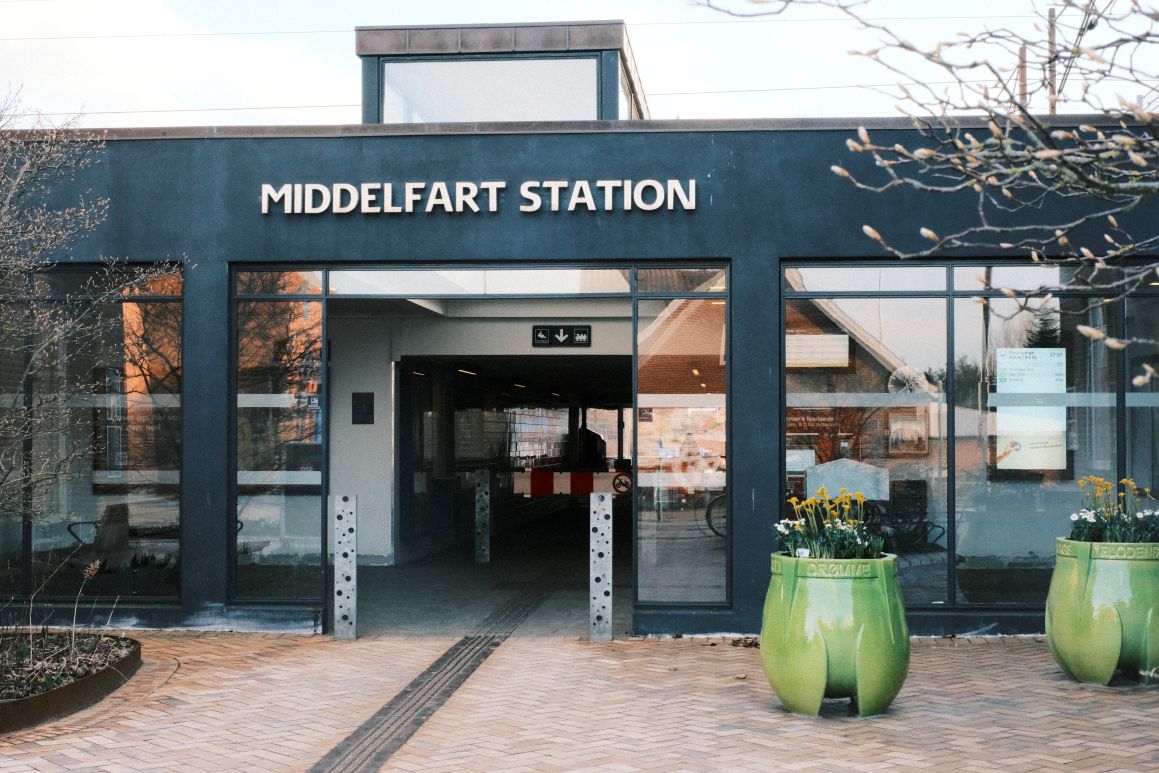 middelfartkrukke set ved foran stationen. Krukkerne er grønne