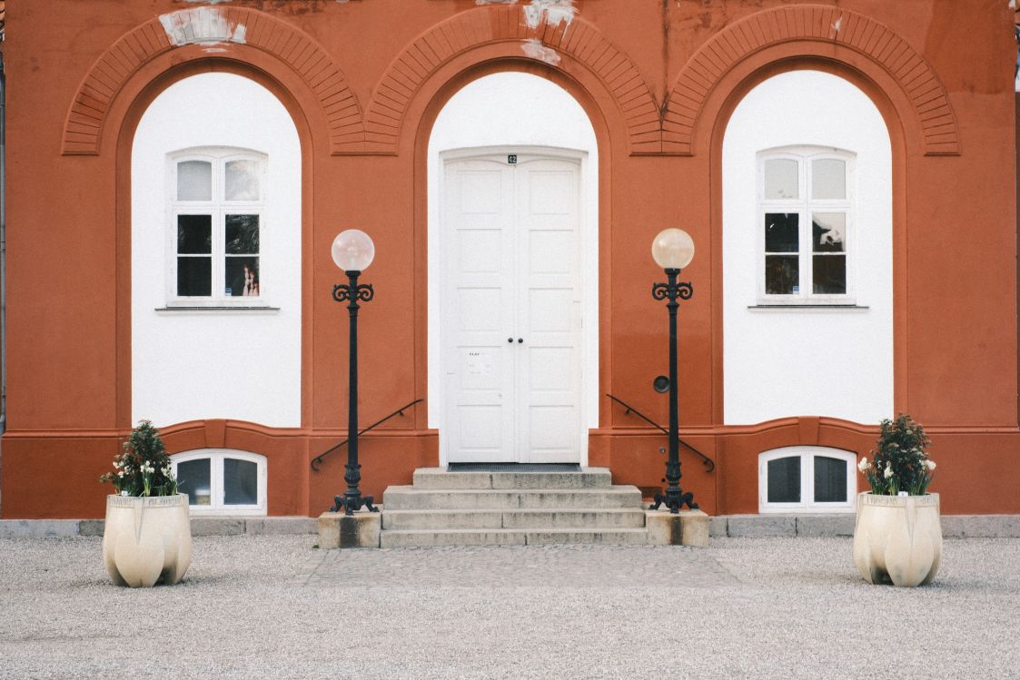To Middelfartkrukker set ved hovedindgangen til Clay Keramikmuseum