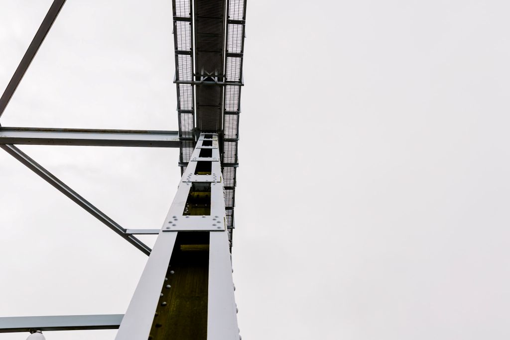 Den Gamle Lillebæltsbro set fra selve konstruktionen. Billedet er taget midt på broen hvor man kigge opad