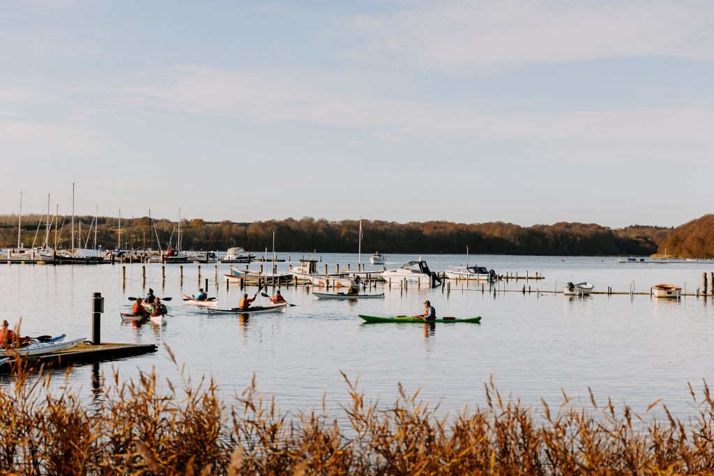 kajaker i havnen ved middelfart på en tidlig forårsdag med blå himmel