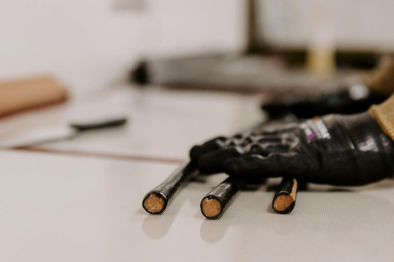 På billedet se et par hænder tæt på der laver lakrids bolcher. Lillebælt bolcher er en specialforretning i Middelfart der har et stort udvalg af bolcher i mange forskellige smage. 