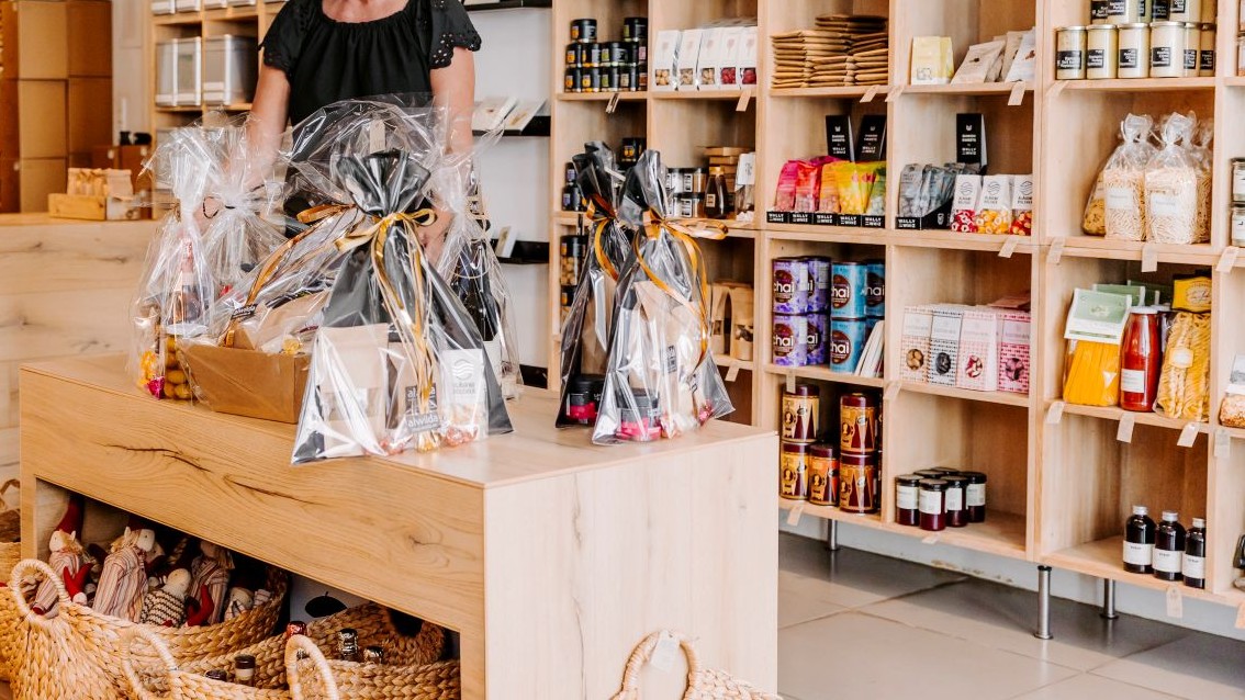 Alwilda specialbutik i Middelfart - på billedet ses gaver i cilofan, dressinger, chai o.l.