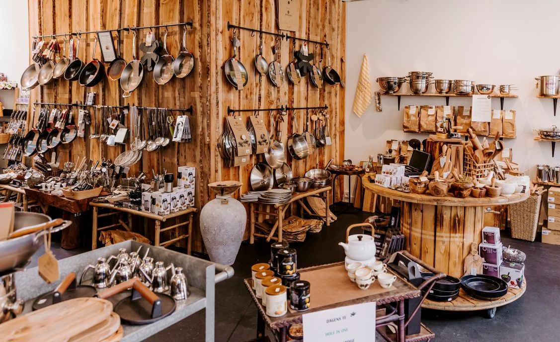 Huset Calma Specialbutik i Middelfart. På billedet ses en rustik indrettet butik, der er fyldt med køkkenudstyr såsom pander, gryder og køkkenredskaber. Butikken sælger et stort udvalg af det franske de Byer