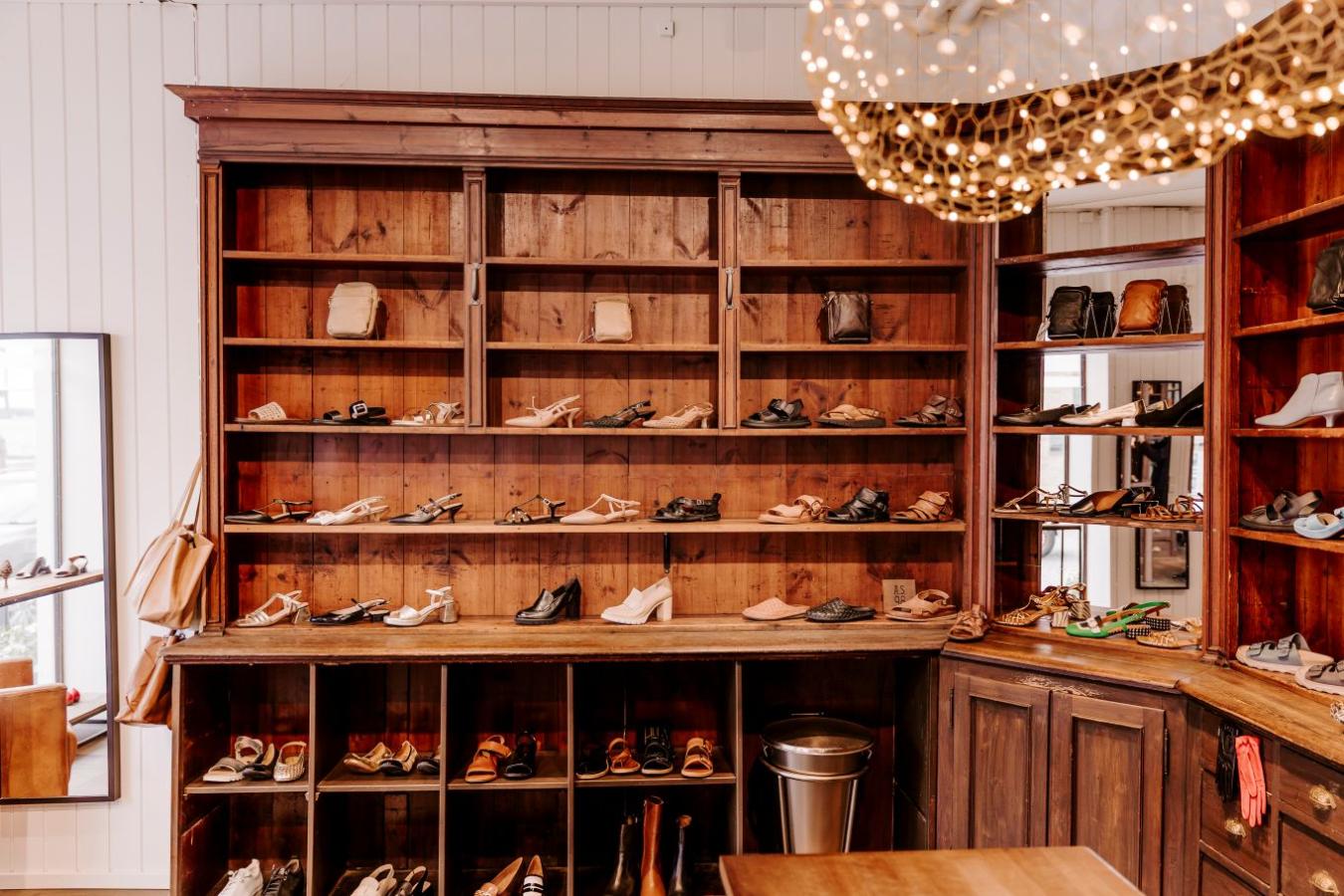 Gammel træreol fyldt med sko fra Como Shoes. 