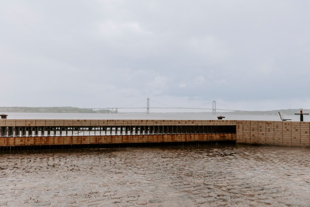 Klimasikring set ved havnen. Regnen flyder ud i Lillebælt. Lillebæltsbroen ses i baggrunden