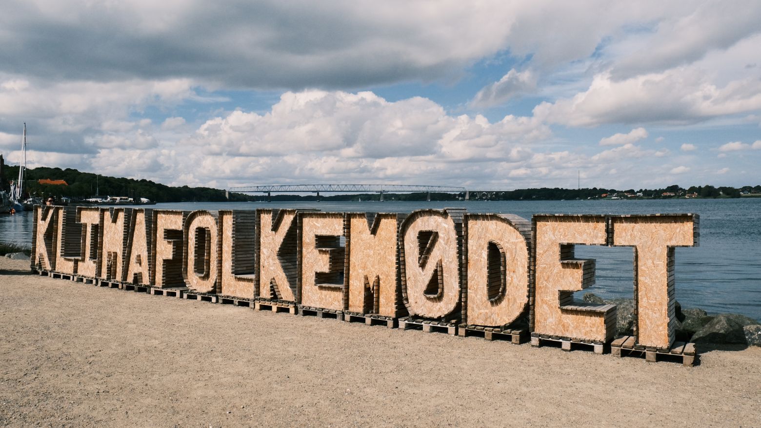 Klimafolkemøde skilt ved Middelfart havnefront. skiltet er lavet i træ