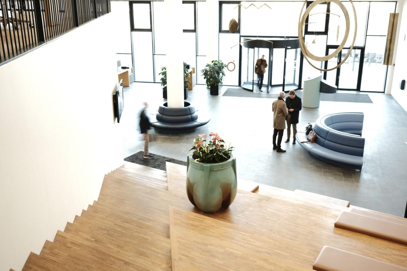 Middelfartkrukke står på en trætræppe på Middelfart Rådhus. Et lyst stor rum.