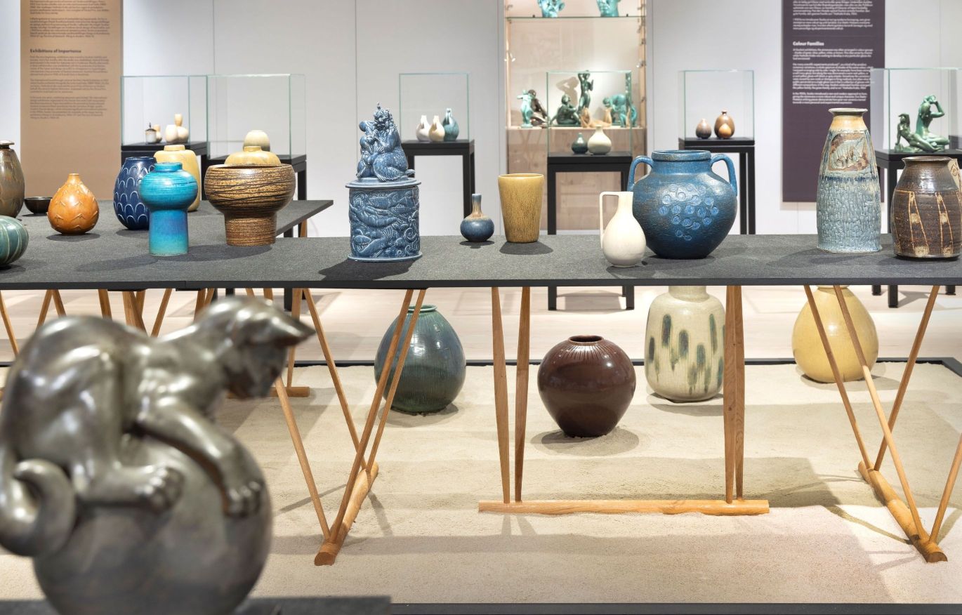 Saxbo keramik udstilling på Clay keramikmuseum. Forskellige krukker udstillet på borde og gulv