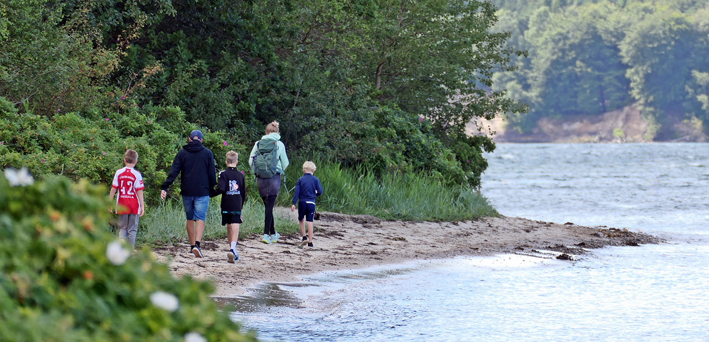 Stranden ved Søbadet i Middelfart - familie på vandretur