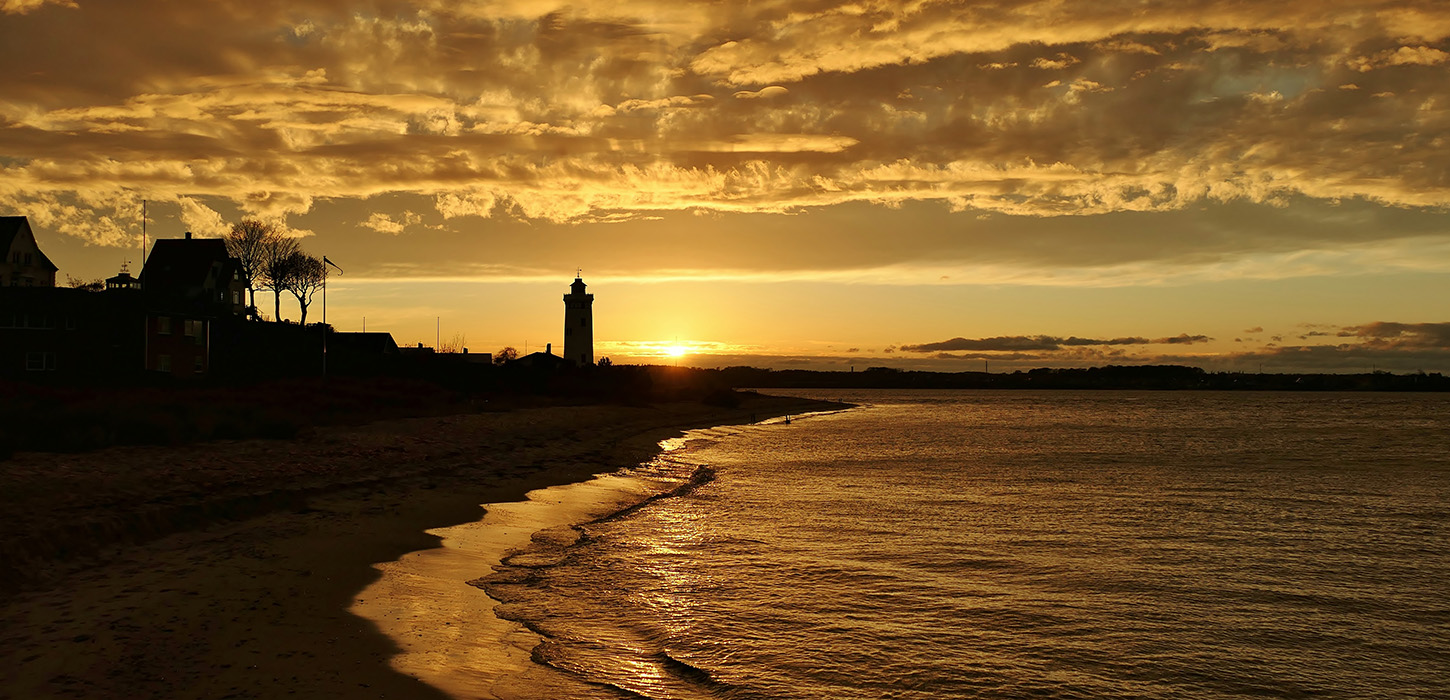Smuk solnedgang over Strib Fyr i Middelfart