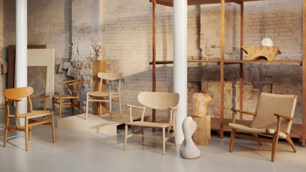 Carl Hansen & Søn flagship store. I et rustik lokale står et udvalg af designklassikere produceret hos Carl Hansen & Søn. Stolene på billedet er produceret i bøg og eg