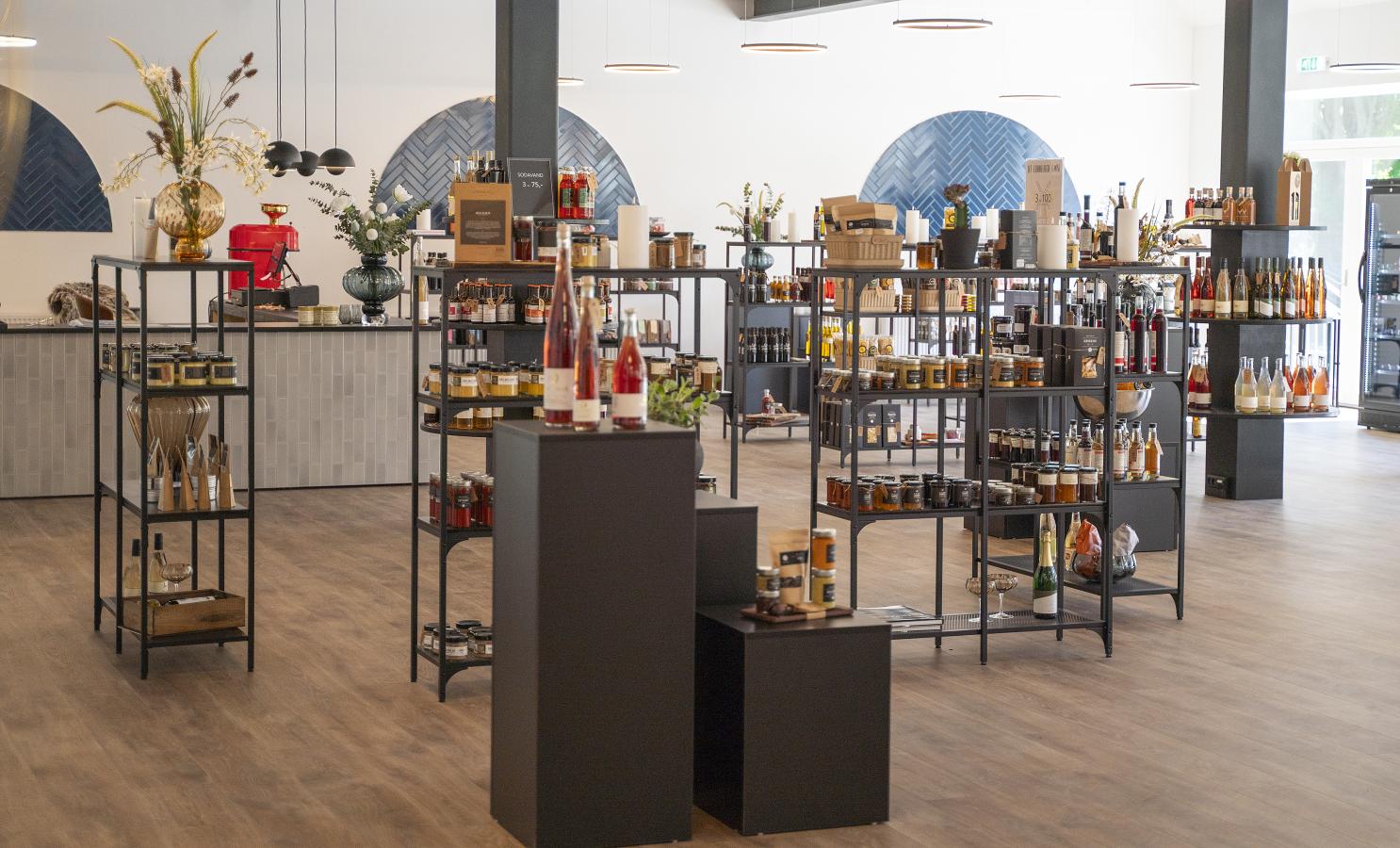 Vernholt Gårdbutik. Stort lokale fyldt med specialvare. 