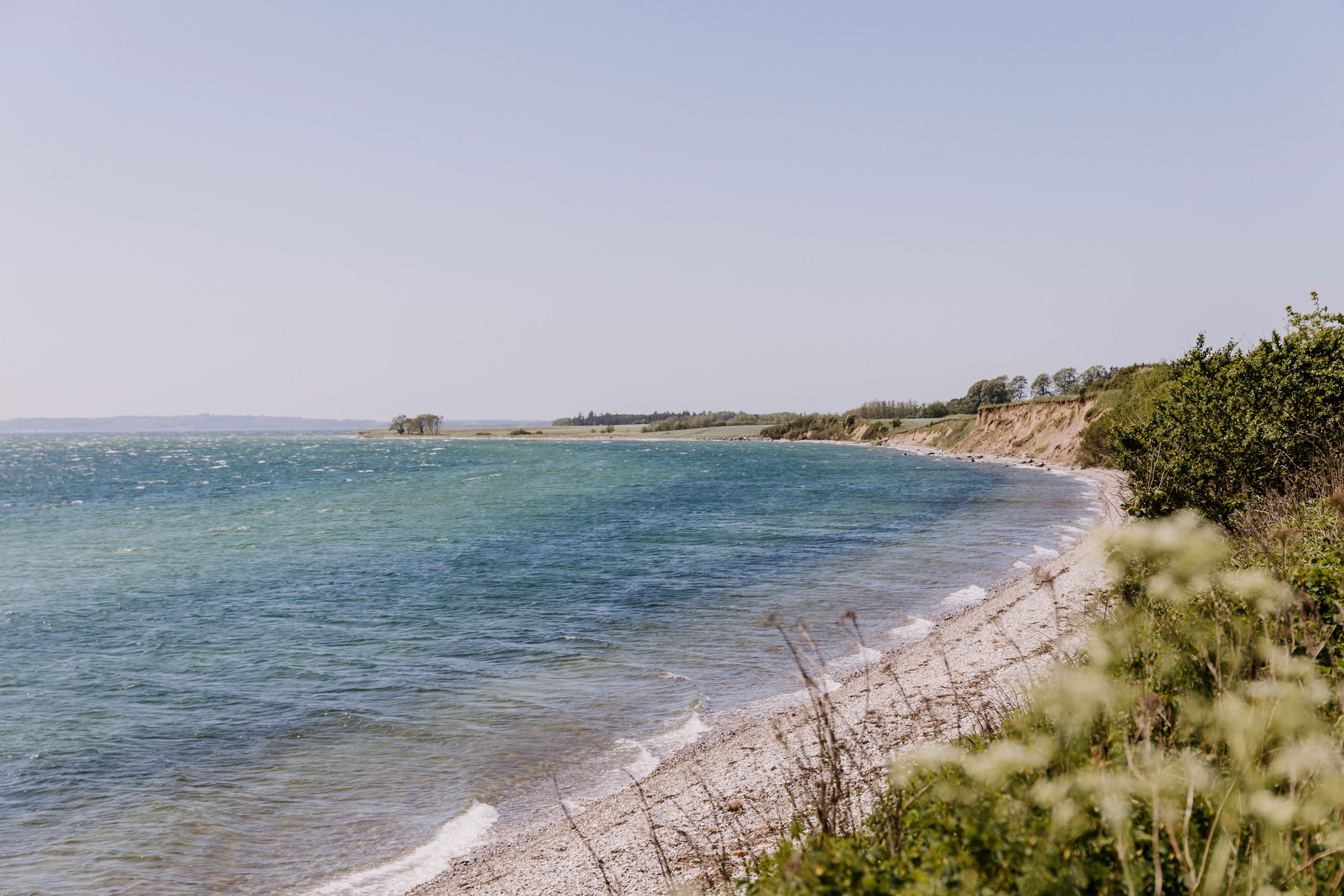 Lillebælt, havet slår ind mod kysten. Det er en sommerdag