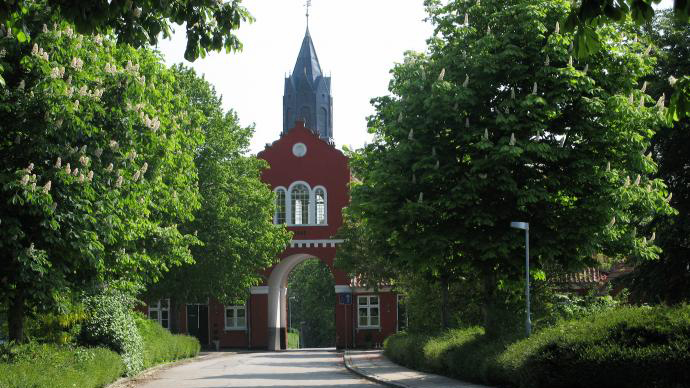 Adlerhus ved Hindsgavl. Rød port ved indgangen til Hindagavl 