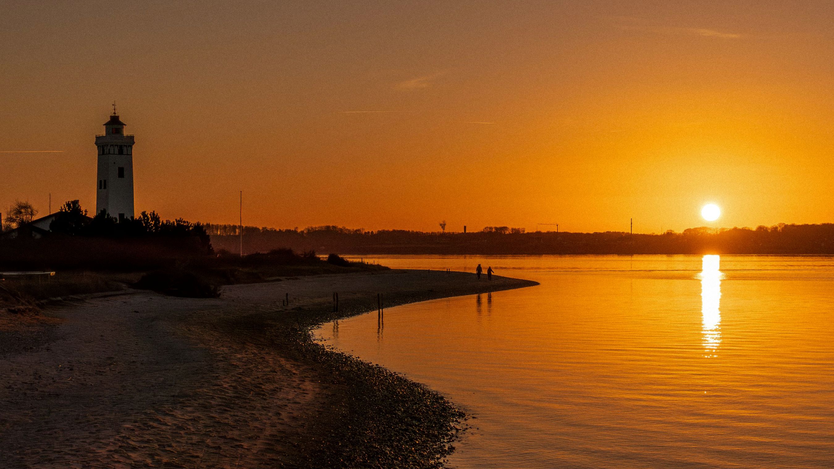 Smuk solnedgang over Strib Fyr i Middelfart
