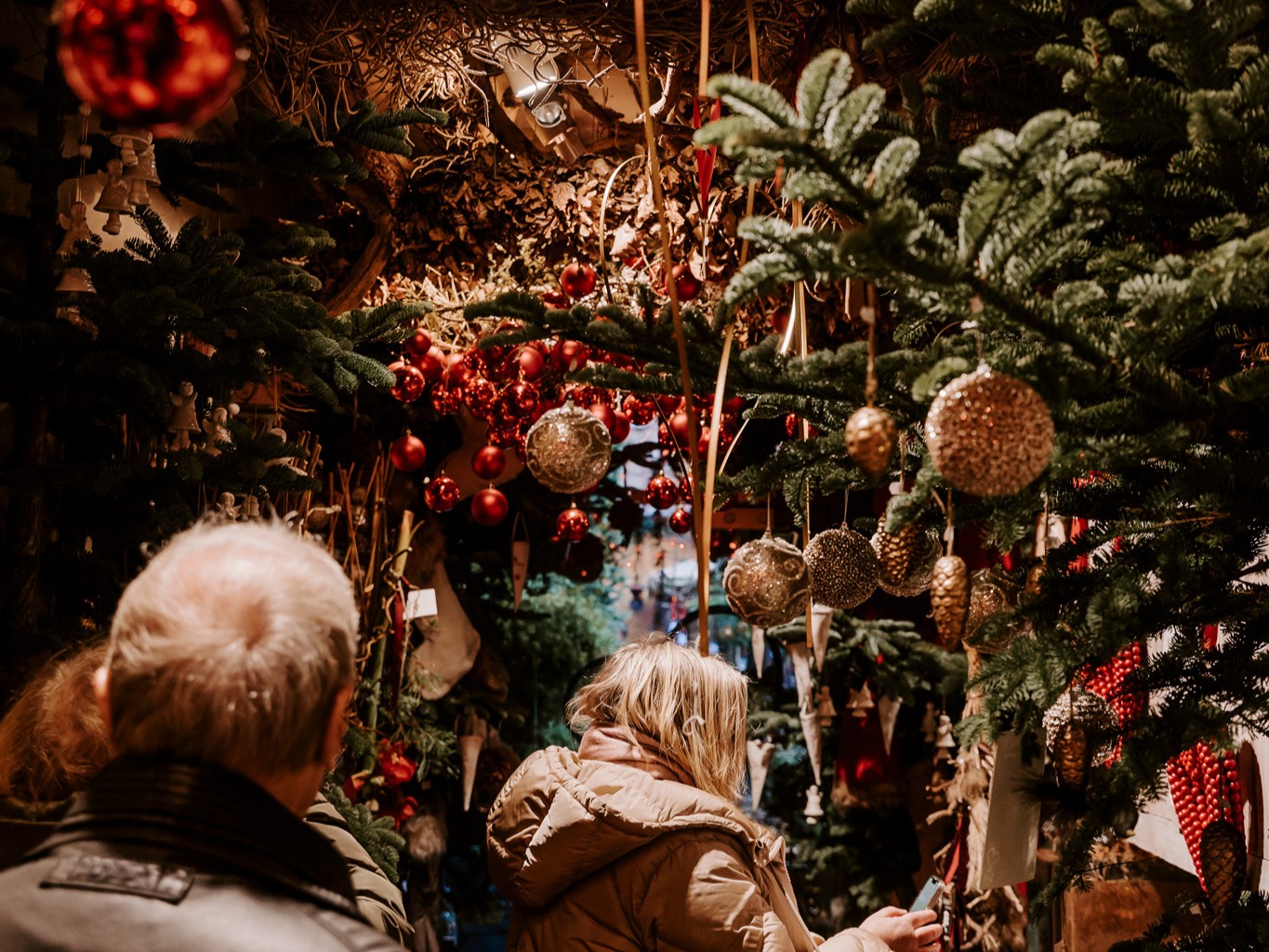en lille smøge fyldt med julepynt og gran