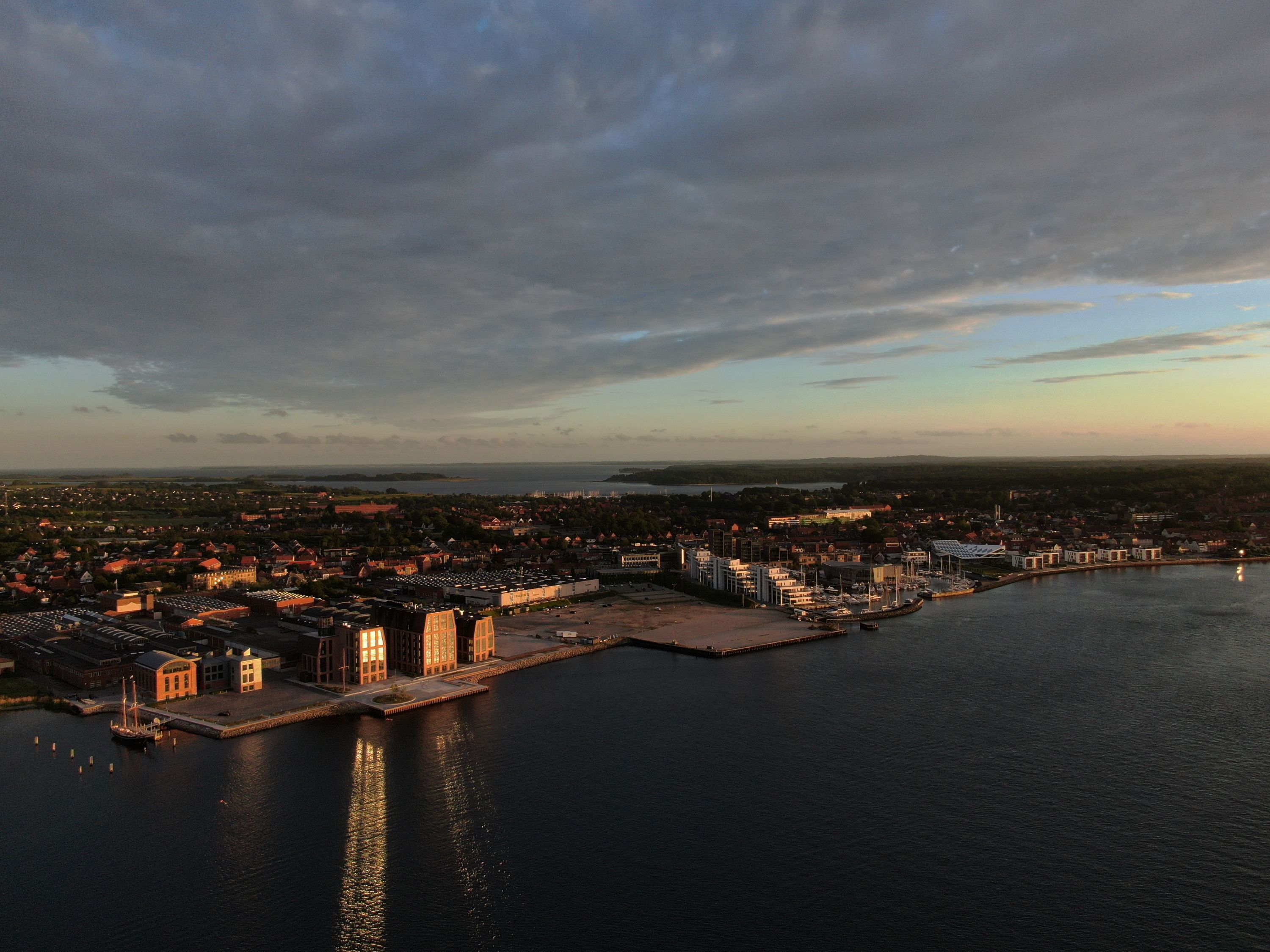 Dronefoto af Middelfart by, set fra havnefronten ved Lillebælt