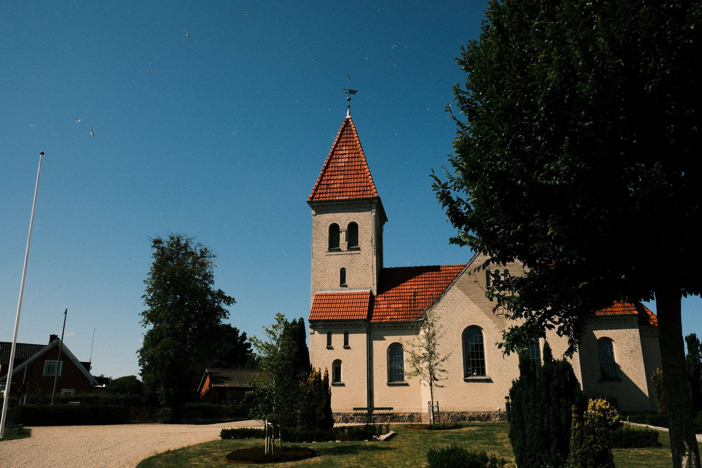 Strib kirke en sommerdag