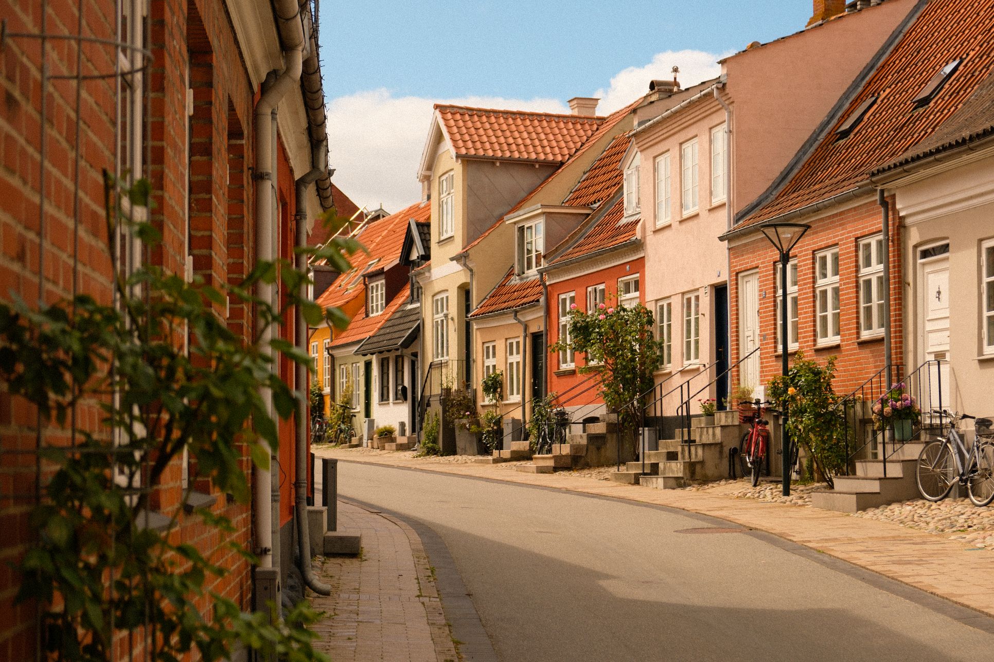 Den gamle bydel i Middelfart. Gamle små farvede byhuse 