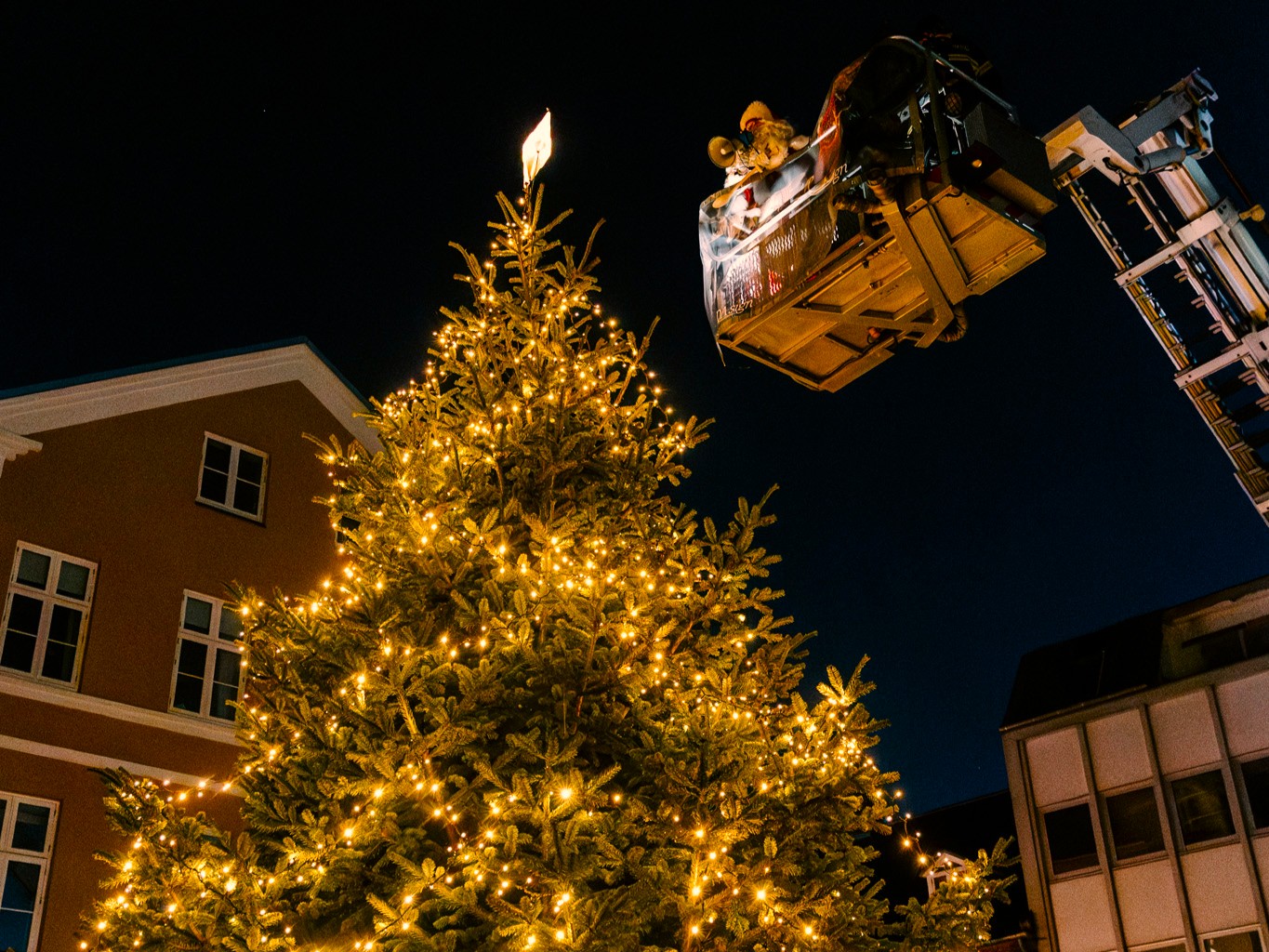 juletræet på torvet i Middelfart tændes af julemanden i en brandbil