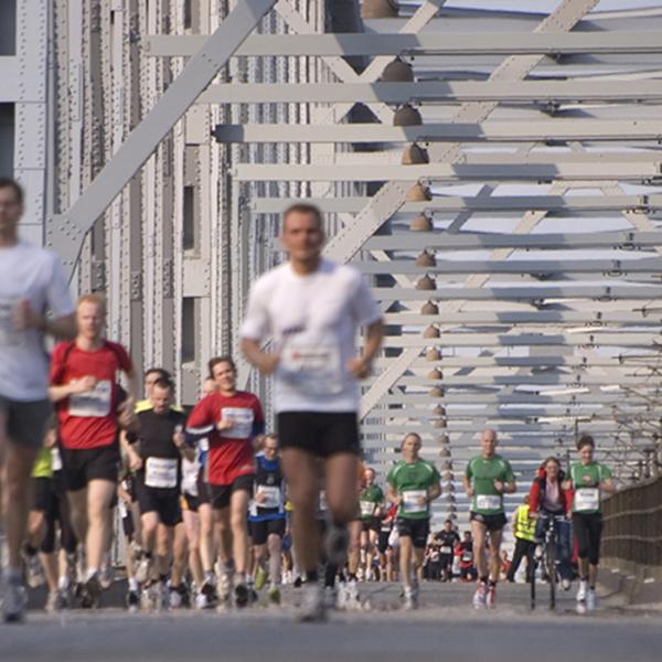 Lillebælt Halvmarathon på vej mod den gamle Lillebæltsbro - Middelfart