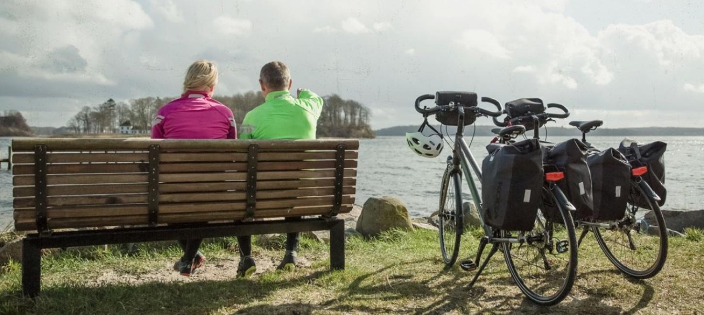 Cykelturister på bænk i Middelfart