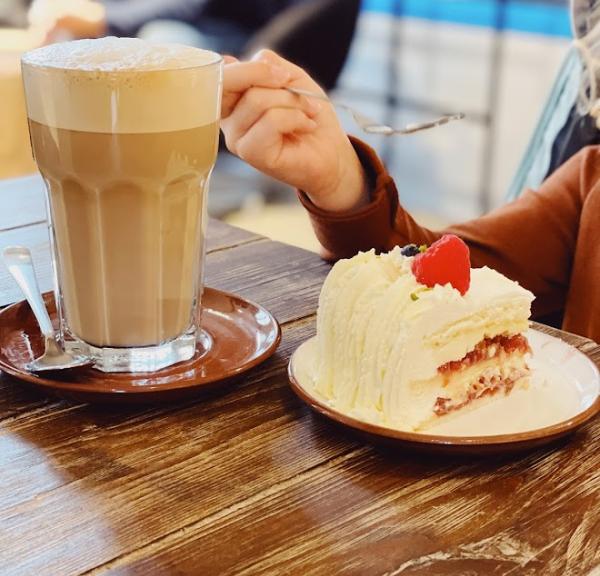 Et stykke lagkage og en kop kaffe på café 