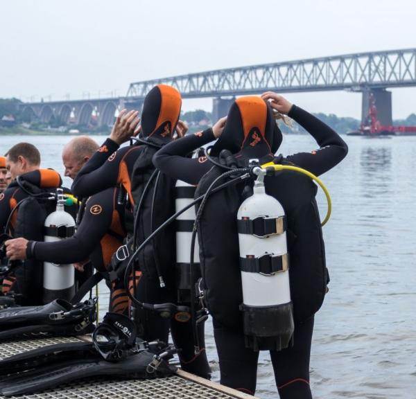 Dykkere på vej i vandet ved Den Gamle Lillebæltsbro