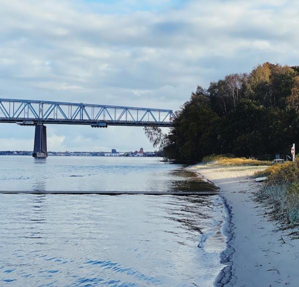 Den gamle bro set fra strandbredden på Hindsgavl 