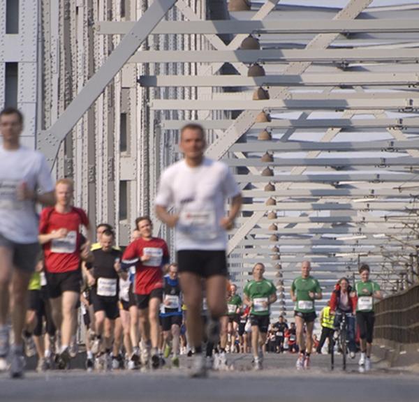 Lillebælt Halvmarathon på vej mod den gamle Lillebæltsbro - Middelfart
