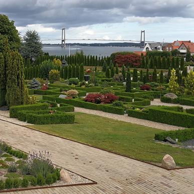 Fra kirkegården i Middelfart  får du en af byens bedste udsigter