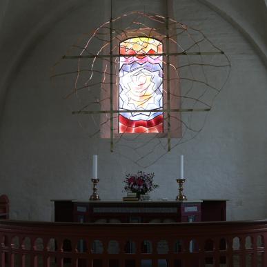 De flotte glaskunst kan opleves i kirken i Gelsted